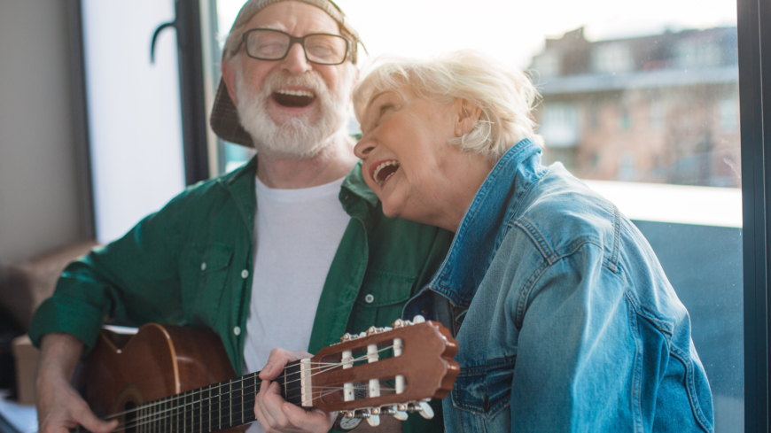 Hjärnstimulerande aktiviteter som att sjunga och att vara fysiskt aktiv, som att promenera, spelar en viktig roll för att förebygga demens. Foto: Shutterstock